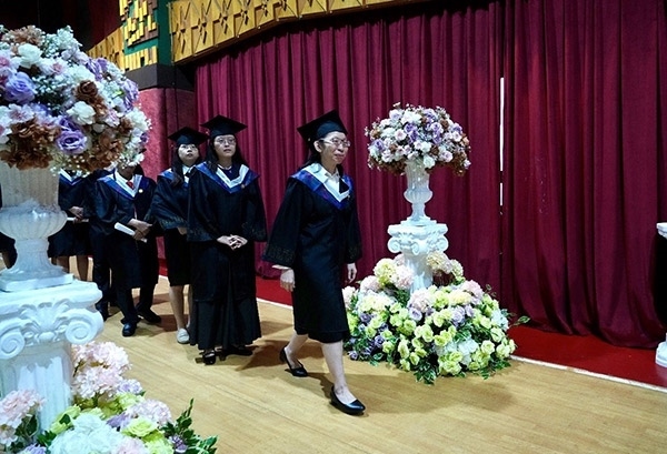 菲律賓岐黃中醫(yī)學(xué)院首屆12名畢業(yè)生順利獲得中醫(yī)相關(guān)執(zhí)業(yè)資格。人民網(wǎng)記者 樊帆攝