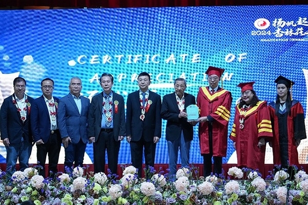 菲律賓首家中醫(yī)學(xué)院——岐黃中醫(yī)學(xué)院在馬尼拉舉行首屆畢業(yè)典禮。人民網(wǎng)記者 樊帆攝