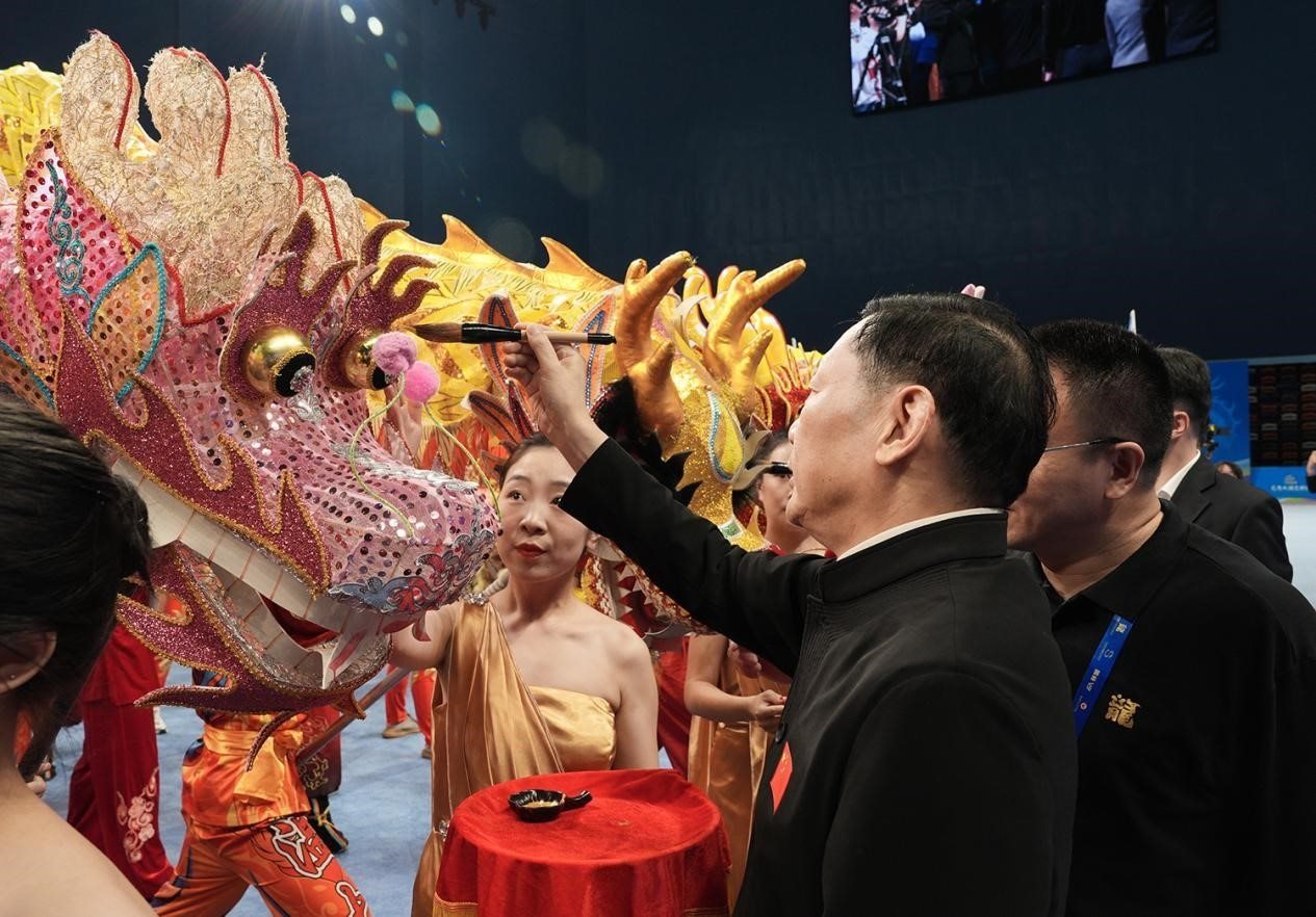 出席開賽儀式的領導及嘉賓共同為參賽龍獅隊點睛。（受訪者供圖）