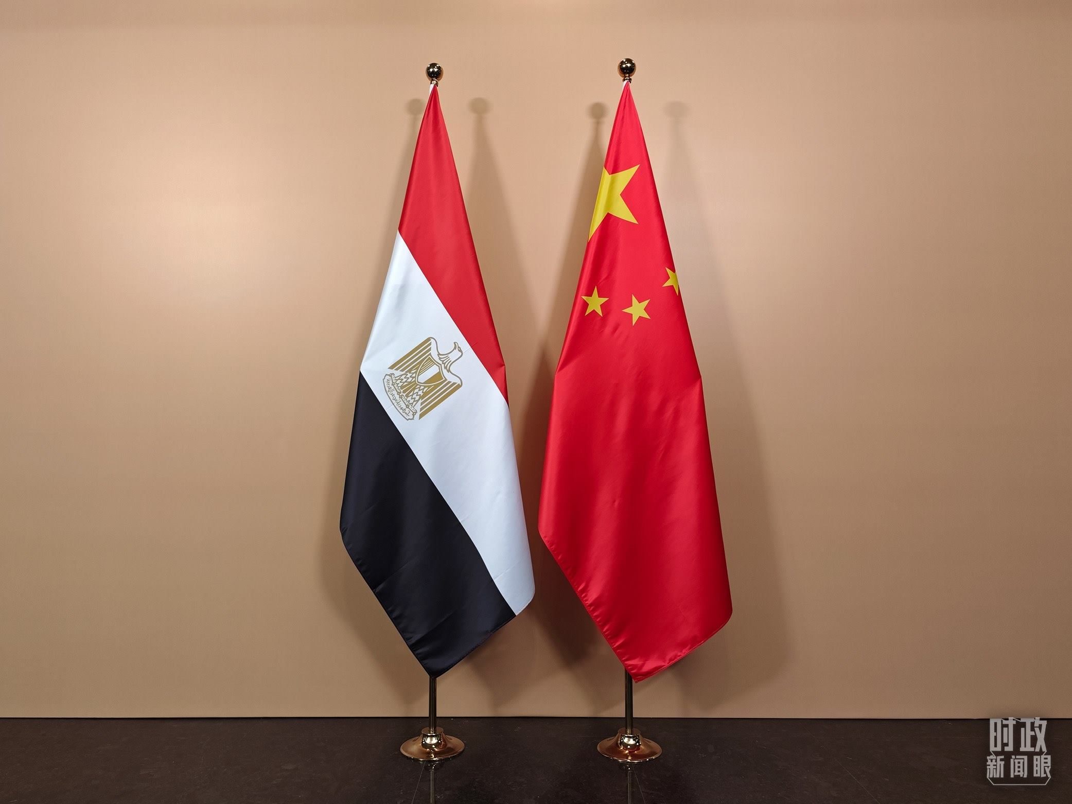 △ 會(huì)見(jiàn)廳外的中國(guó)埃及兩國(guó)國(guó)旗。（總臺(tái)央視記者彭漢明拍攝）