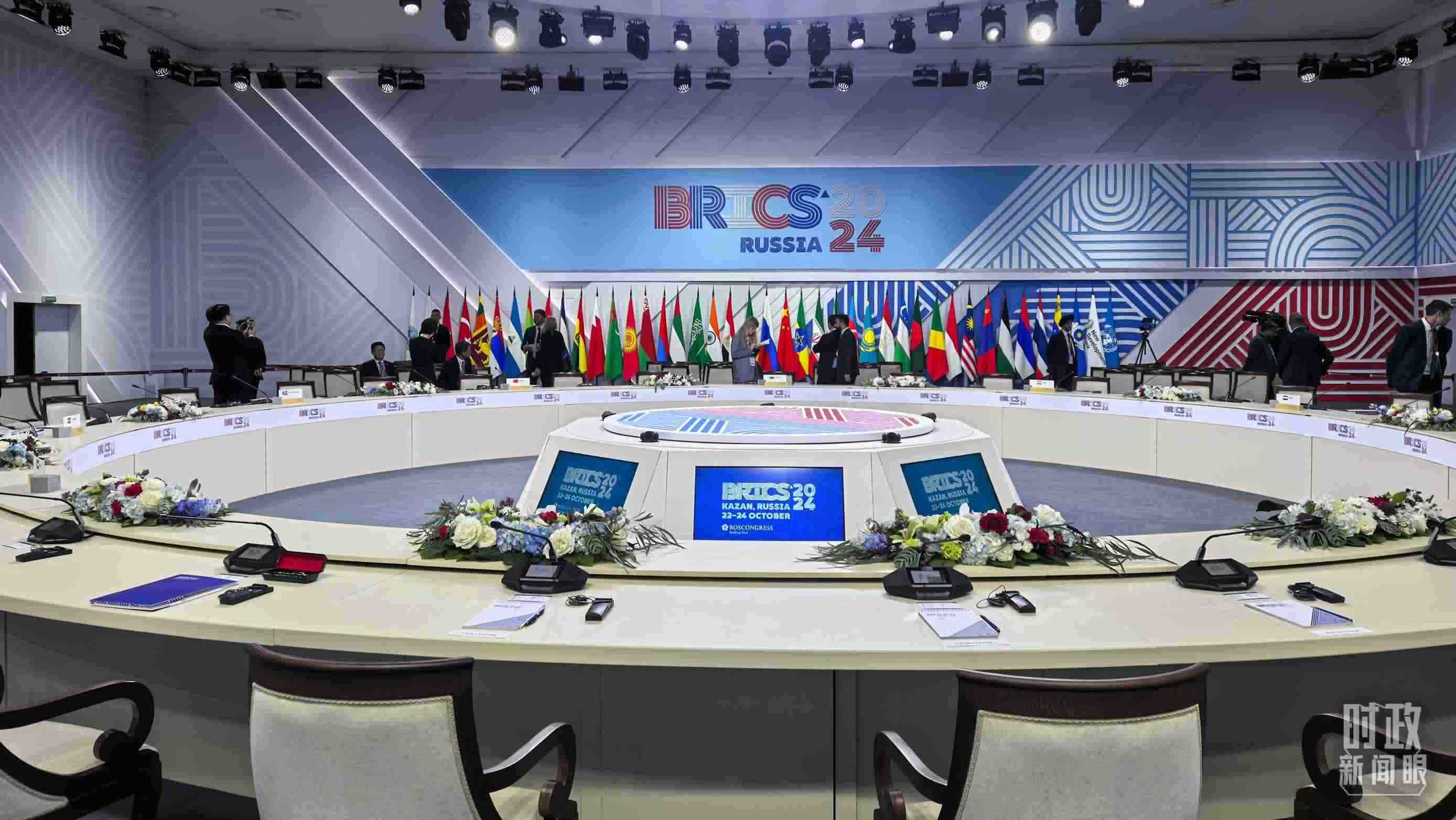 △ 金磚國(guó)家領(lǐng)導(dǎo)人大范圍會(huì)議開(kāi)始前。（總臺(tái)央視記者程鋮拍攝）