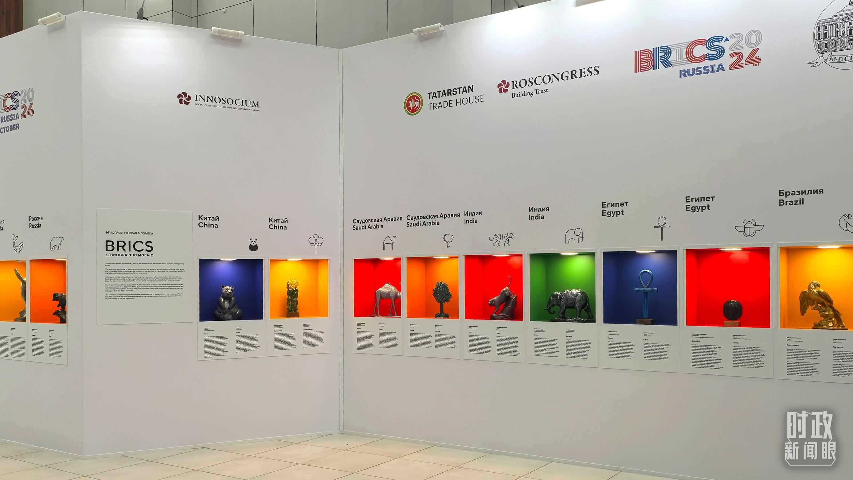 △ 喀山會(huì)展中心內(nèi)展示的金磚國(guó)家工藝品。（總臺(tái)央廣記者潘毅拍攝）