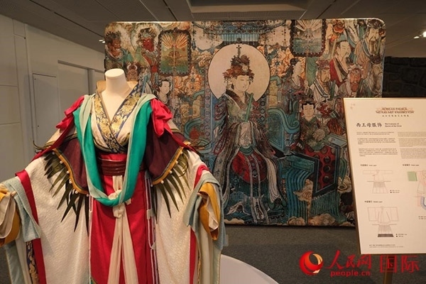 壁畫服飾的實(shí)物復(fù)刻展示。人民網(wǎng)記者 尚凱元攝