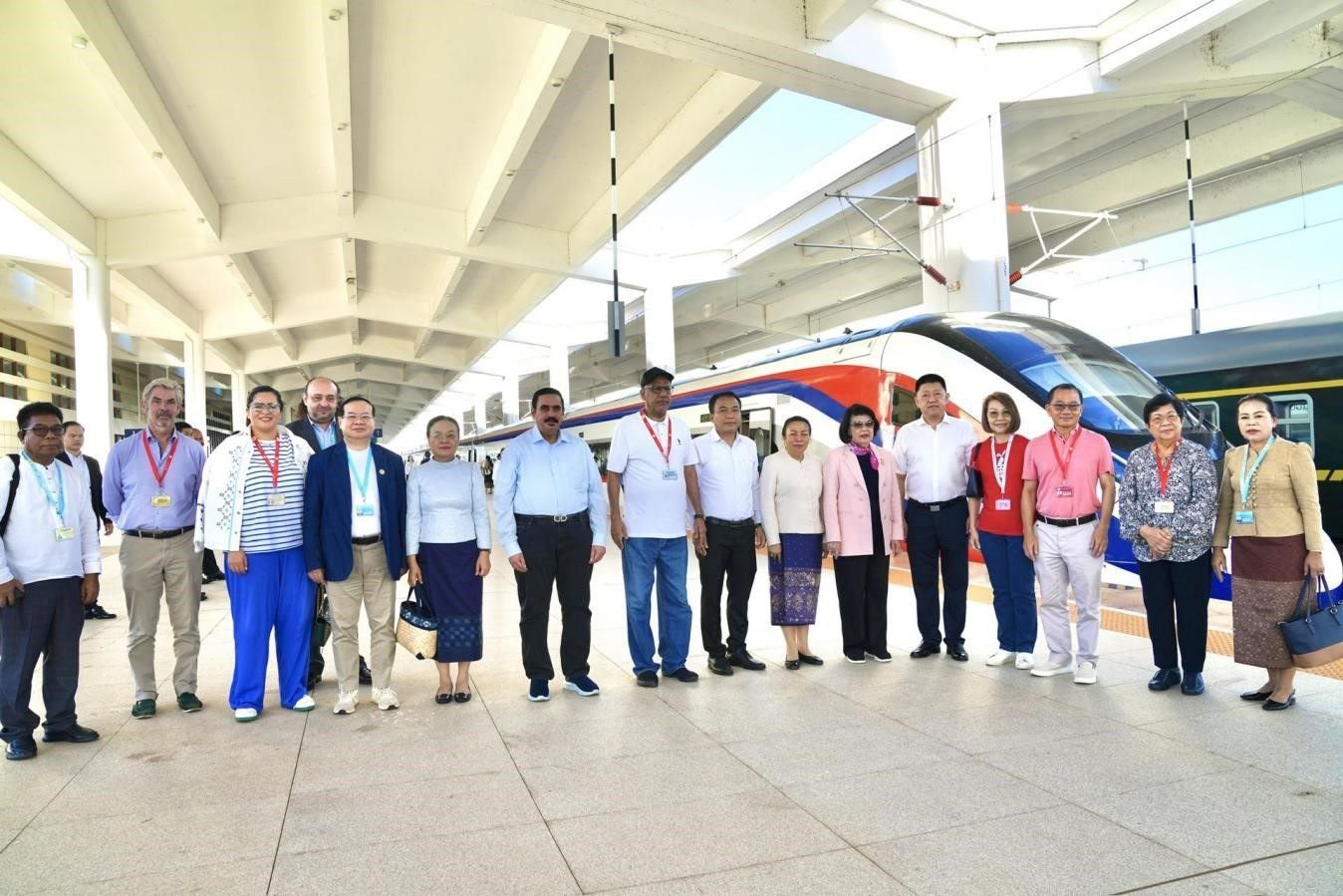 東盟議會聯(lián)盟大會代表團(tuán)與中老鐵路“瀾滄號”動車合影留念。老中鐵路有限公司供圖