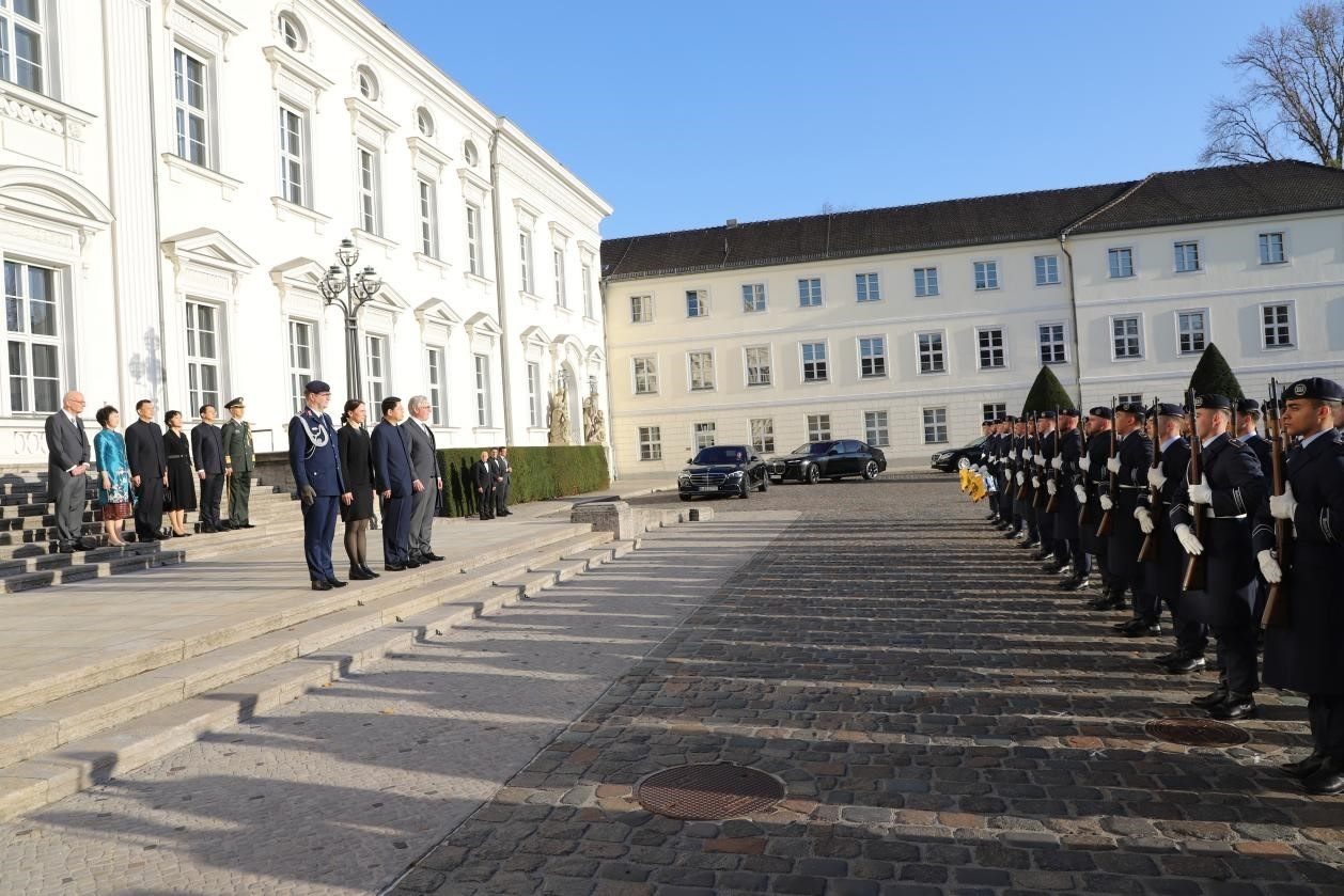 新任中國(guó)駐德國(guó)大使鄧洪波向德國(guó)總統(tǒng)施泰因邁爾遞交國(guó)書(shū)。中國(guó)駐德國(guó)大使館供圖