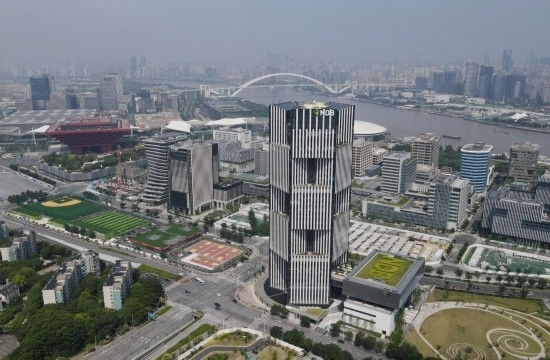 位于中國(guó)上海浦東新區(qū)世博園區(qū)的金磚國(guó)家新開(kāi)發(fā)銀行總部大樓（2022年6月17日攝，無(wú)人機(jī)照片）。新華社記者方喆攝