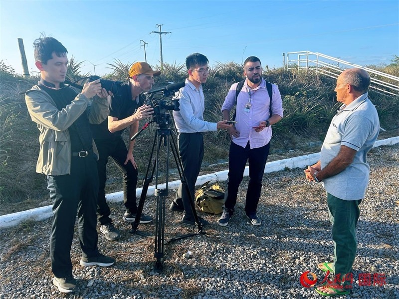 聯(lián)合采訪團正在采訪因苦咸水淡化項目受益的當(dāng)?shù)孛癖?。人民網(wǎng)記者 陳一鳴攝