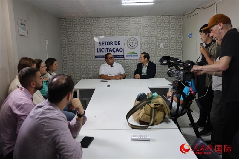 巴西東北部北里奧格蘭德州若昂卡馬拉市市長馬諾埃爾·貝爾納接受聯(lián)合采訪團采訪。 人民網(wǎng)記者 時元皓攝