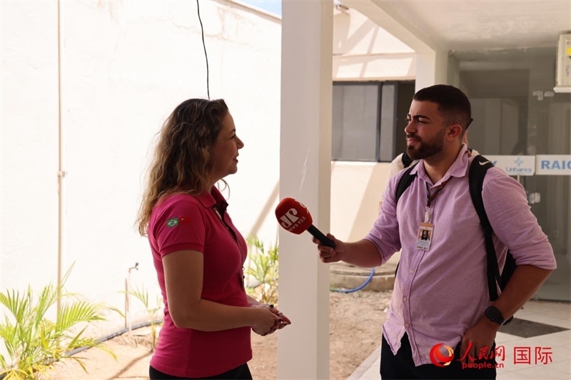 國網(wǎng)巴電文化中心負(fù)責(zé)人達尼埃拉·帕戈托接受參加聯(lián)合采訪團的巴西記者采訪。 人民網(wǎng)記者 時元皓攝