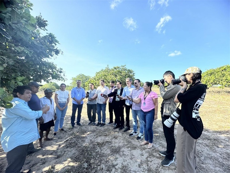 聯(lián)合采訪團正在采訪中國企業(yè)在若昂卡馬拉市的扶貧開放項目 。孫佳攝