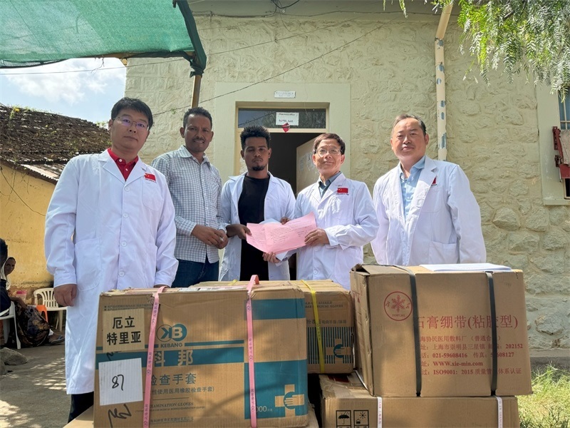 中國(guó)醫(yī)療隊(duì)向科倫醫(yī)院捐贈(zèng)藥品和醫(yī)療物資。中國(guó)第17批援厄立特里亞醫(yī)療隊(duì)供圖