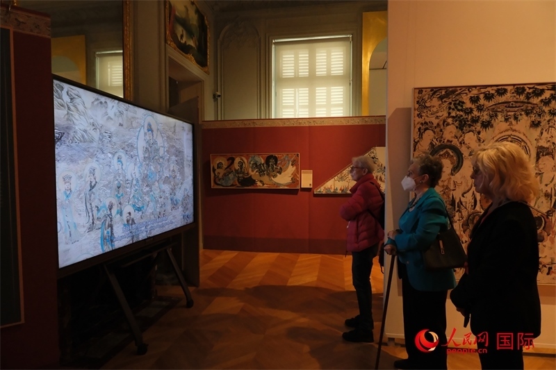 觀眾在展臺觀看錄像講解。人民網(wǎng)記者 尚凱元攝