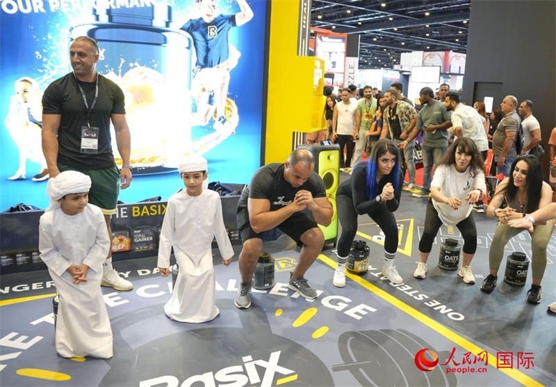 觀眾參加“蹲馬步”比賽。人民網(wǎng)中東中心分社塔里克·易卜拉欣攝