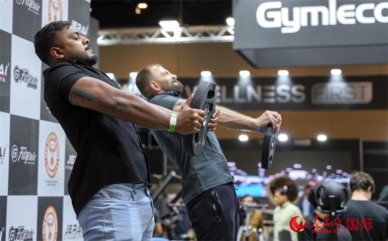 觀眾參加舉重物比賽。人民網(wǎng)中東中心分社塔里克·易卜拉欣攝