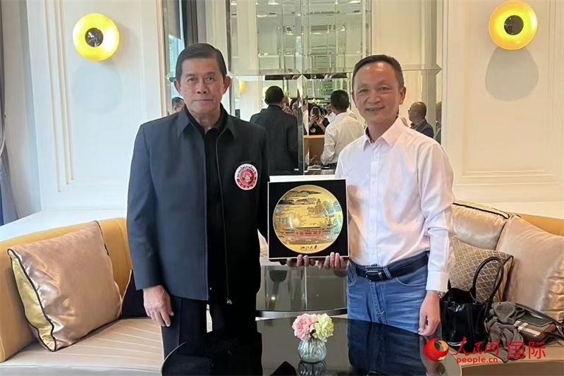 泰中友好協(xié)會會長、泰國前副總理功·塔帕朗西（左一）會見浙大團組一行。人民網記者 簡承淵攝