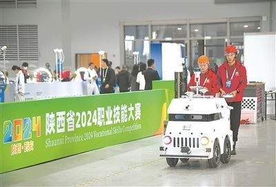 參賽選手在陜西省2024職業(yè)技能大賽新能源汽車智能化技術(shù)賽項(xiàng)比賽中。新華社記者 張博文攝