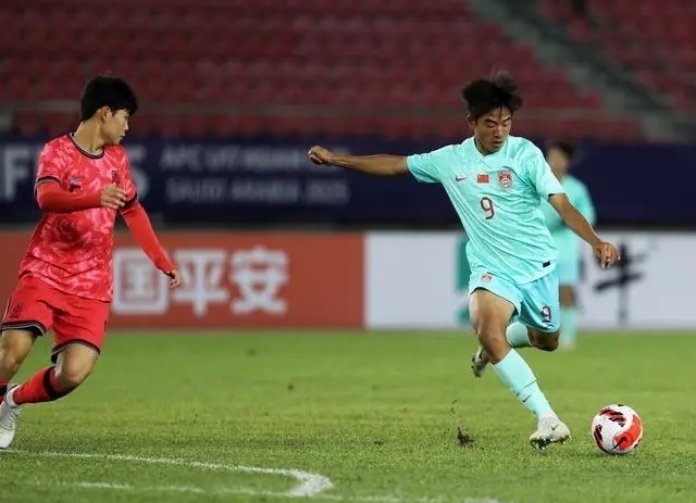 國少隊球員魏祥鑫（右）比賽中傳球。新華社記者 李鋼攝