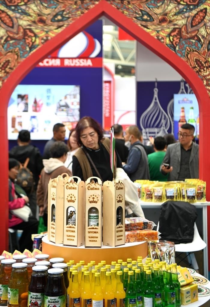 10月25日，觀眾在楊凌農(nóng)高會上合組織國家農(nóng)業(yè)展區(qū)了解農(nóng)產(chǎn)品。新華社記者 鄒競一 攝