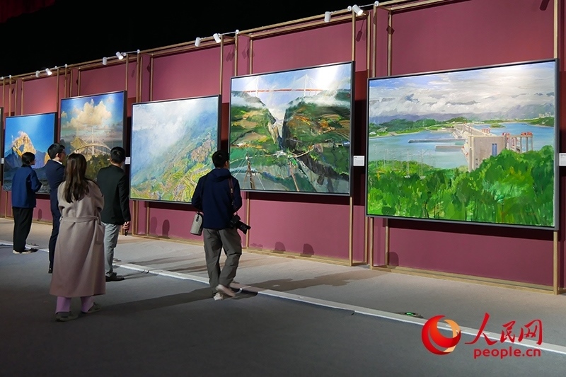 觀眾正在欣賞畫(huà)作。人民網(wǎng)記者 韋衍行攝