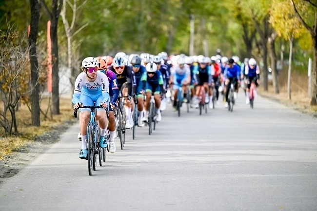 選手在比賽中展開(kāi)激烈角逐。主辦方供圖