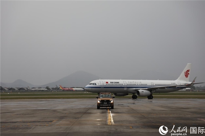 國(guó)航上?！觾?nèi)首班飛機(jī)抵達(dá)河內(nèi)內(nèi)排機(jī)場(chǎng)。人民網(wǎng)記者 楊曄攝