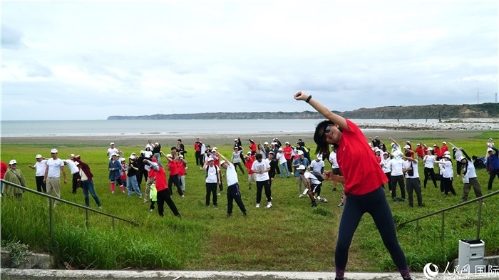 開跑前的熱身運動。人民網(wǎng) 蔣曉辰攝