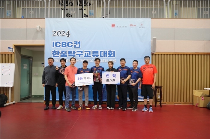 獲得第一名的隊(duì)伍與頒獎(jiǎng)嘉賓一起合影留念。首爾中國(guó)文化中心供圖