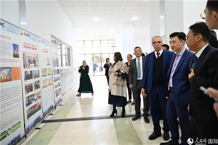 中企向阿爾及利亞大學捐贈電教設(shè)備圖片展。人民網(wǎng)記者 郝瑞敏攝