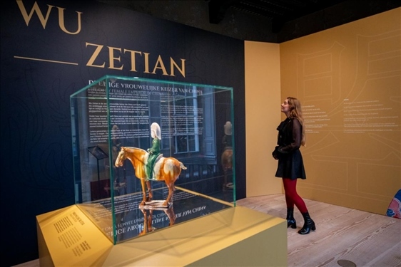 圖為觀眾在參觀“一代女皇武則天展”。（中華人民共和國駐荷蘭王國大使館供圖）