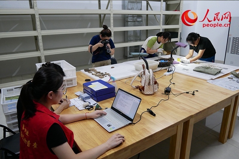 普查隊(duì)員們正在庫房內(nèi)工作。人民網(wǎng)記者 韋衍行攝