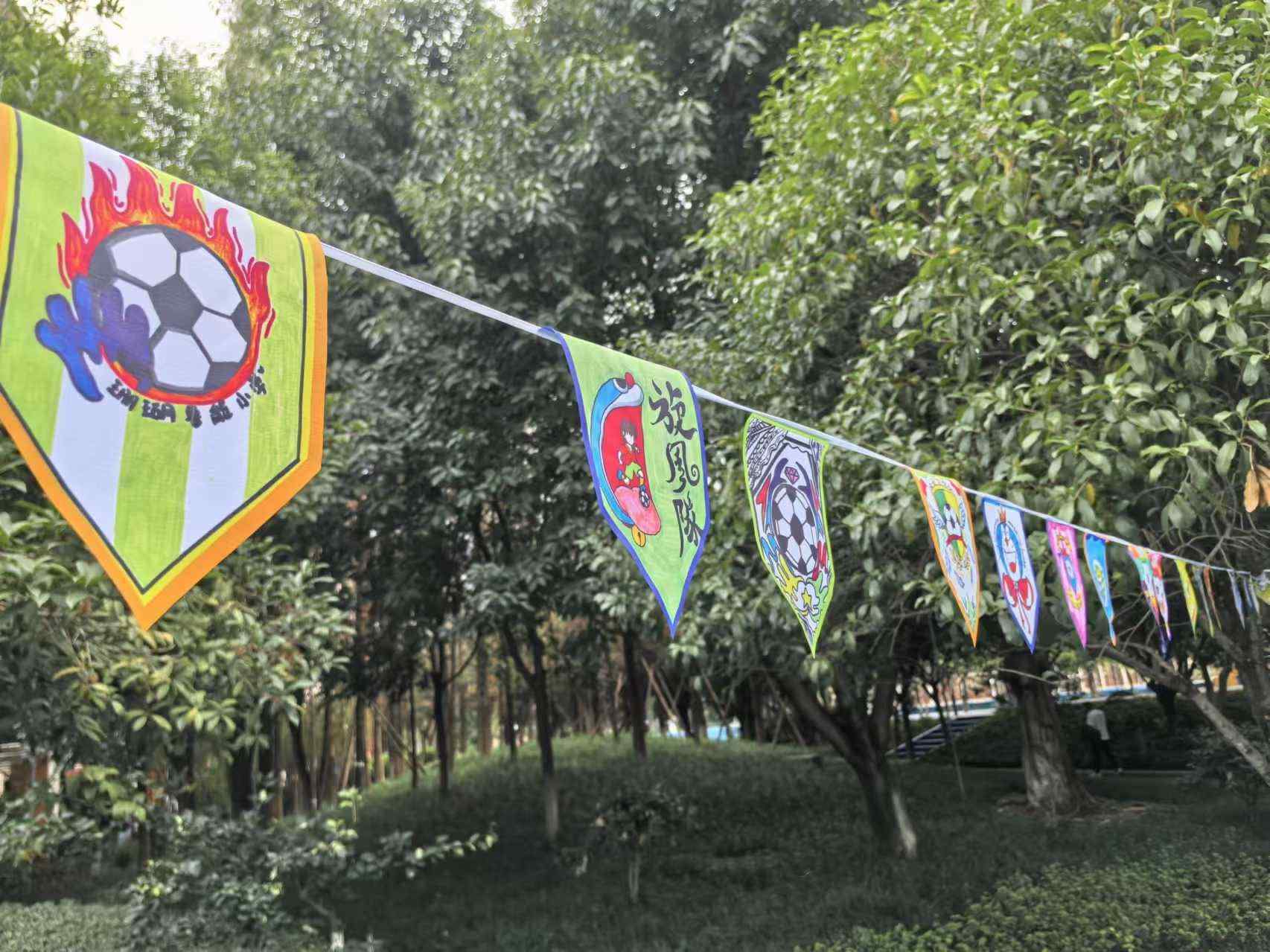 珊瑚魯能小學(xué)學(xué)生們手繪的“班超”隊(duì)徽。 人民網(wǎng)記者 楊磊攝