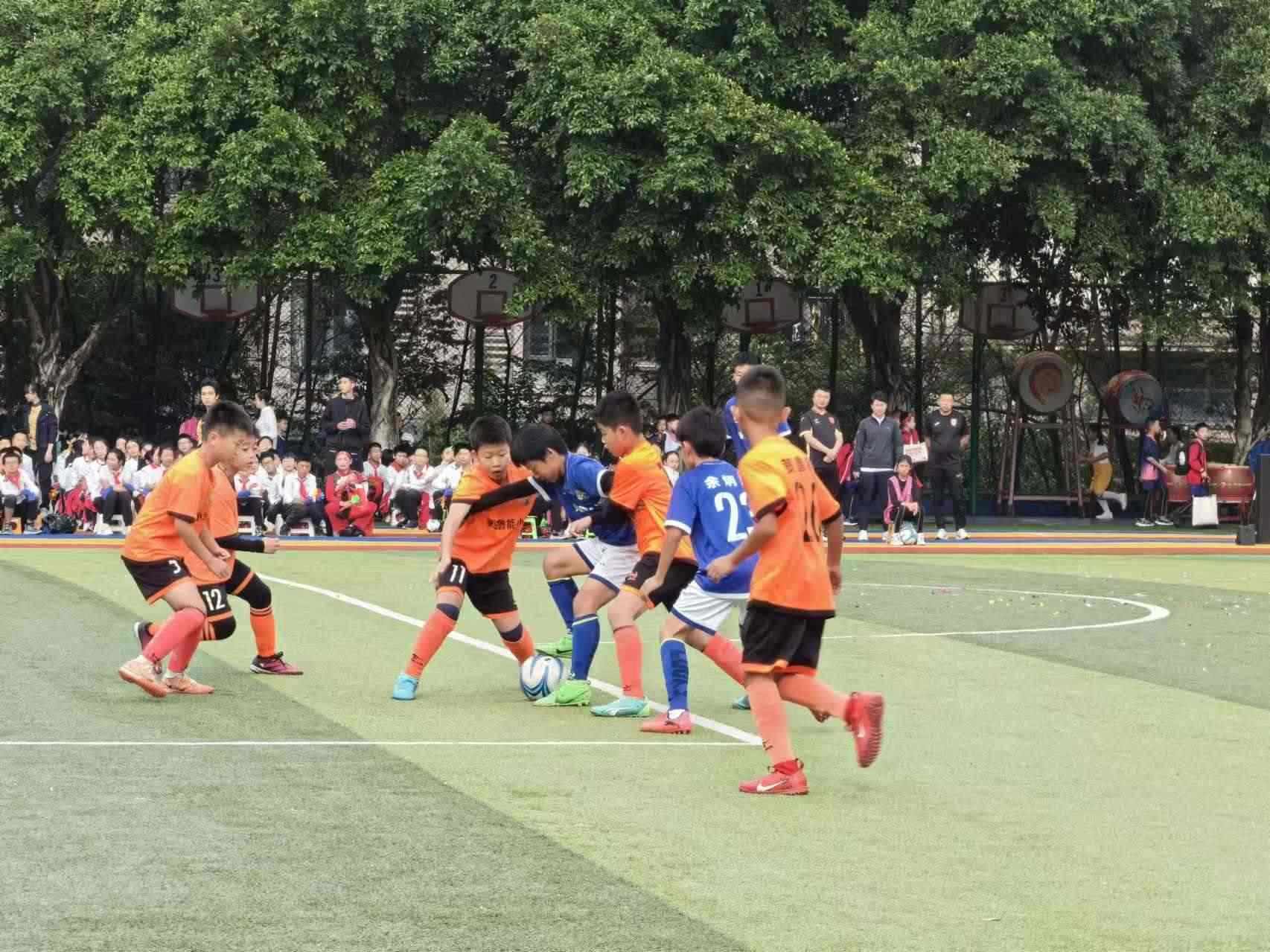 珊瑚魯能小學(xué)的學(xué)生們?cè)谶M(jìn)行足球比賽。 人民網(wǎng)記者 楊磊攝