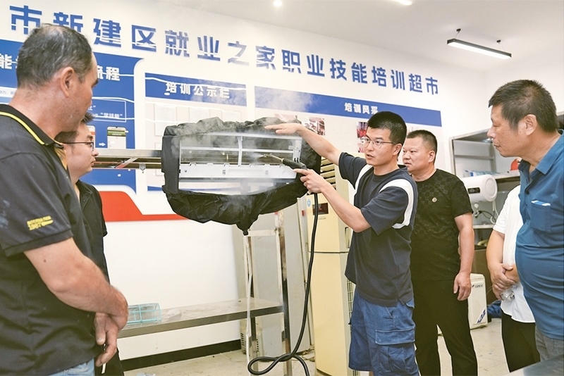 黨的二十屆三中全會(huì)強(qiáng)調(diào)，要健全終身職業(yè)技能培訓(xùn)制度。圖為2024年9月12日一位老師在給學(xué)員進(jìn)行家電清洗技術(shù)培訓(xùn)。 新華社記者 萬(wàn)象/攝