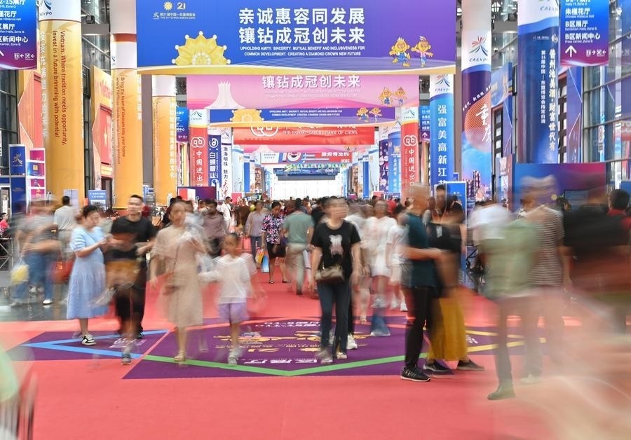 2024年9月28日，觀眾在廣西南寧市舉行的第21屆中國(guó)—東盟博覽會(huì)上參觀。新華社記者 周華 攝