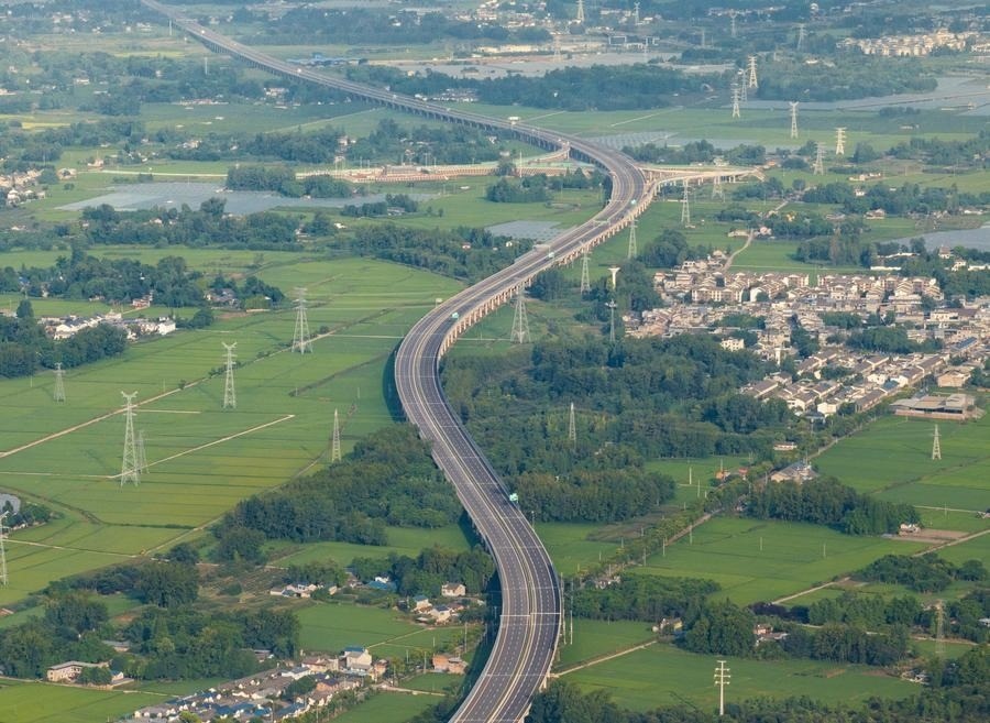 俯瞰四川天府新區(qū)至邛崍高速公路一角（2024年7月2日攝，無(wú)人機(jī)照片）。新華社記者 江宏景 攝