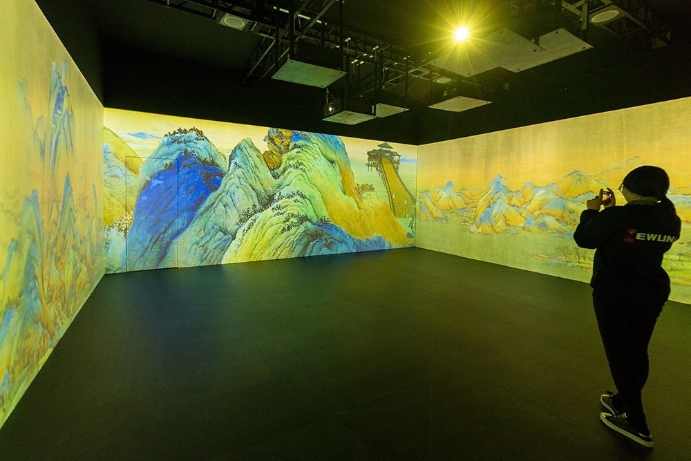 2019年1月29日，上海，市民在“千里江山圖科技藝術(shù)展”上參觀北宋名畫《千里江山圖》的AR全景展示并打卡拍照。