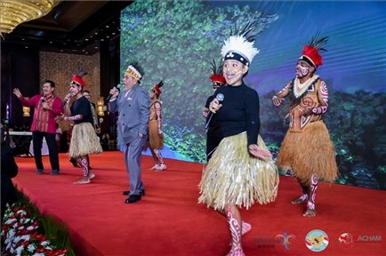 山東濟(jì)寧職業(yè)技術(shù)學(xué)校印尼巴布亞留學(xué)生演唱與大使一起演唱巴布亞傳統(tǒng)歌曲。印尼駐華大使館供圖