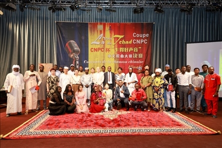 選手、評委、組委會工作人員共同與頒獎嘉賓合影。中國石油非洲公司供圖