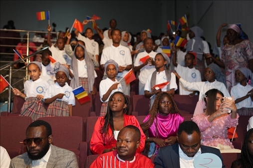 現(xiàn)場觀眾與決賽選手熱情互動。中國石油非洲公司供圖