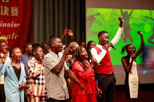 孔子學院的同學們演唱中文歌曲《明天會更好》。中國石油非洲公司供圖