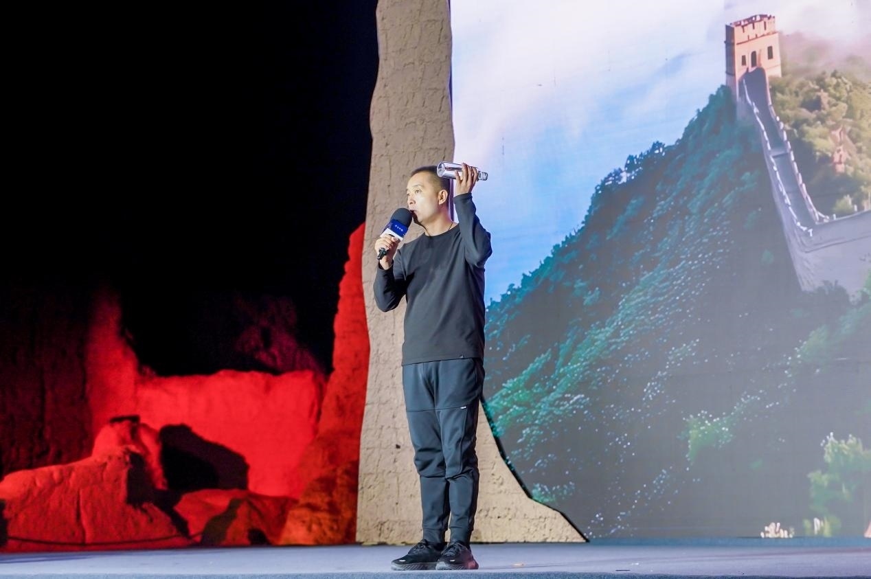 李剛在“何以中國·五星出東方”網(wǎng)絡(luò)主題宣傳活動(dòng)現(xiàn)場(chǎng)演講。人民視頻供圖