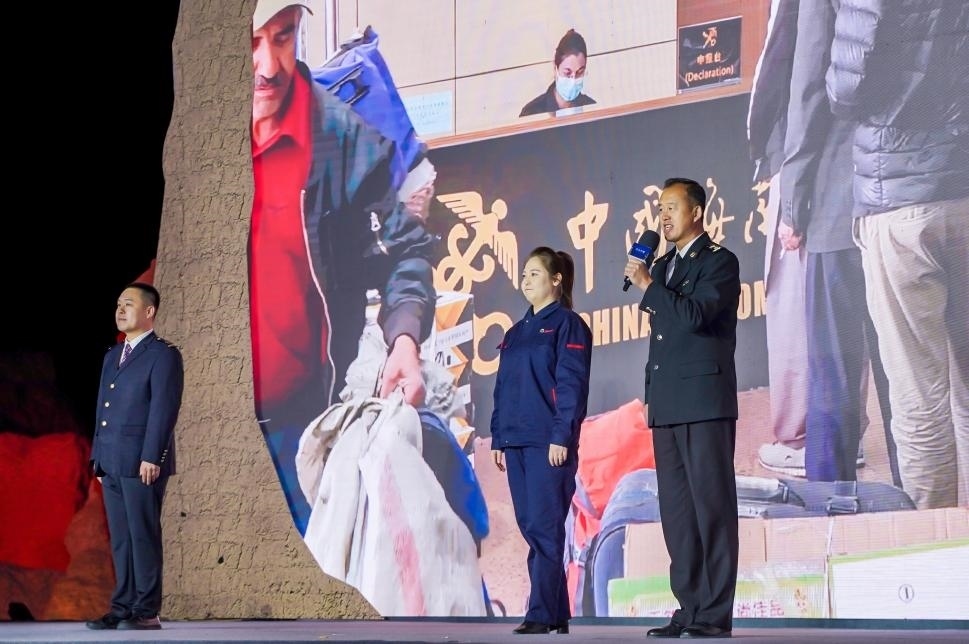 張曉波（右一）在“何以中國·五星出東方”網(wǎng)絡(luò)主題宣傳活動(dòng)現(xiàn)場(chǎng)演講。人民視頻供圖