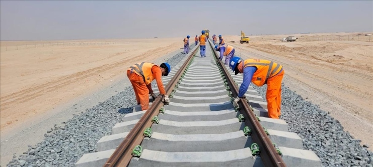 阿提哈德鐵路二期A標項目施工中。中建中東供圖