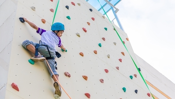 浙江臺州，正在學(xué)習(xí)攀巖課程的小學(xué)生