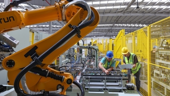 江蘇昆山，智能生產(chǎn)線上人機協(xié)同作業(yè)