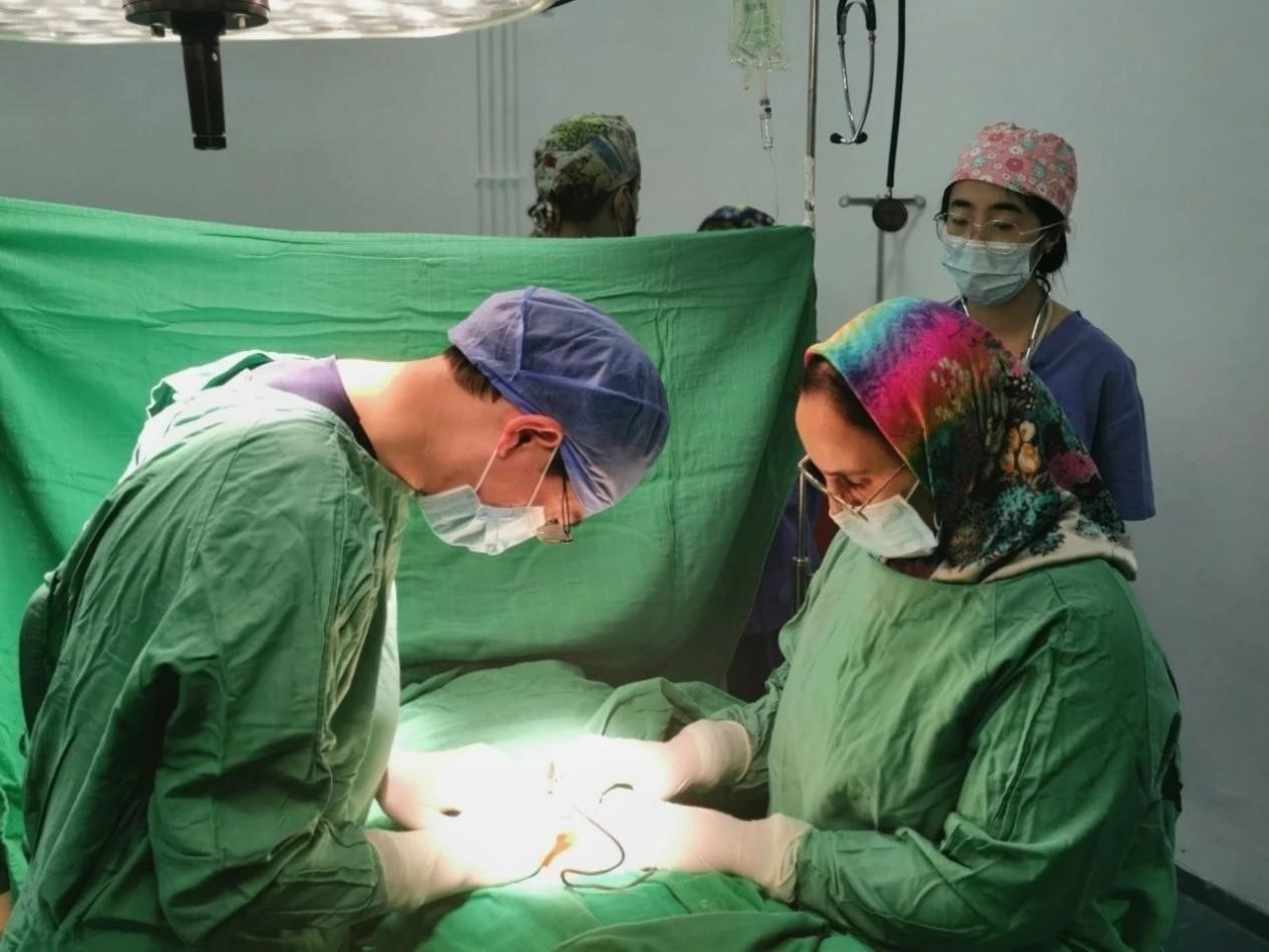 中國醫(yī)療隊員與當?shù)蒯t(yī)生合作開展手術(shù)。第196批中國援助摩洛哥醫(yī)療隊塞達特分隊供圖