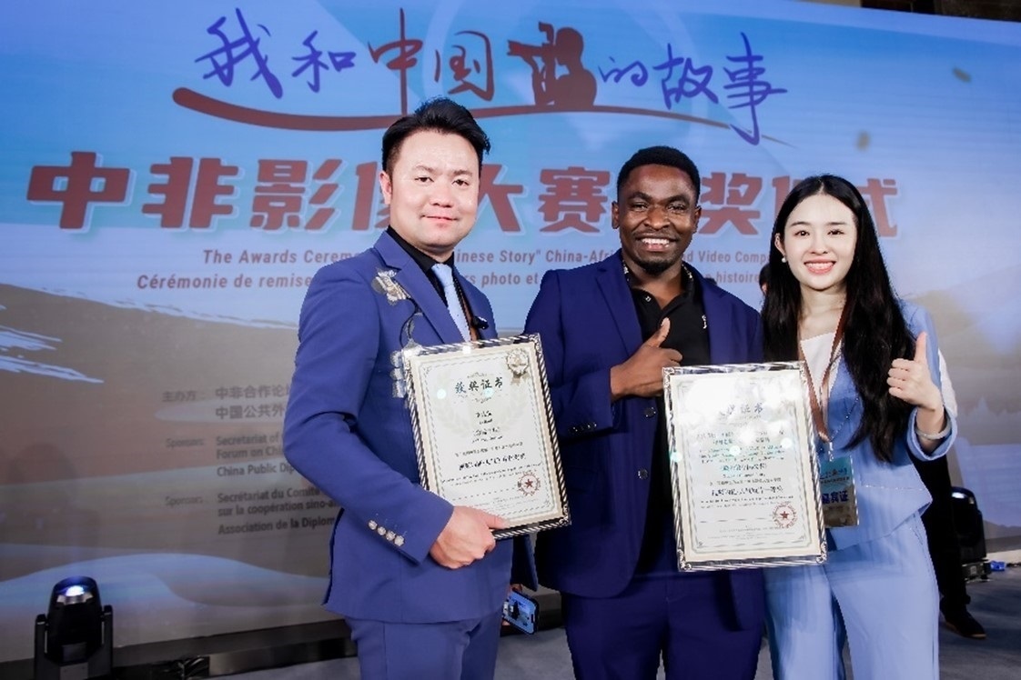 王曉樂(lè)（中）與其他嘉賓合影。主辦方供圖