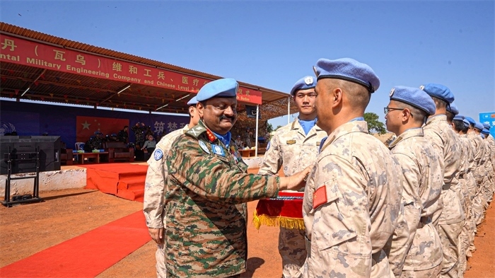 聯(lián)南蘇團部隊司令莫漢中將為維和官兵授勛。秦貴君攝