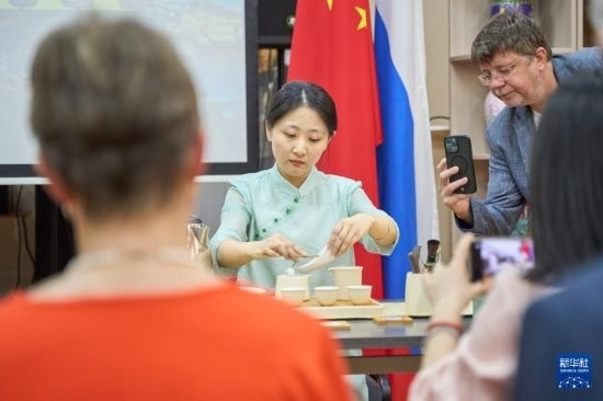 這是11月2日在俄羅斯符拉迪沃斯托克的活動(dòng)現(xiàn)場(chǎng)拍攝的茶藝表演。新華社發(fā)（郭飛洲攝）