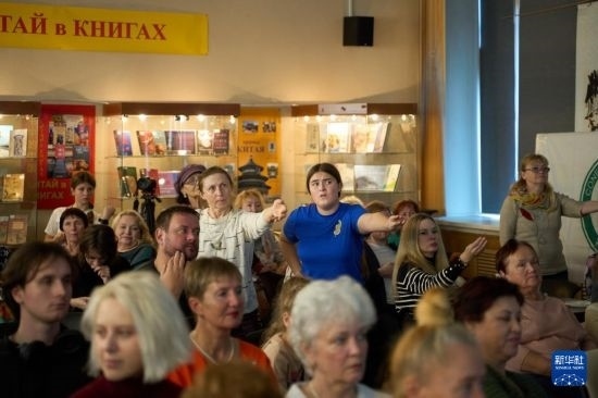 11月2日，來賓在俄羅斯符拉迪沃斯托克的活動(dòng)現(xiàn)場(chǎng)模仿八段錦的動(dòng)作。新華社發(fā)（郭飛洲攝）